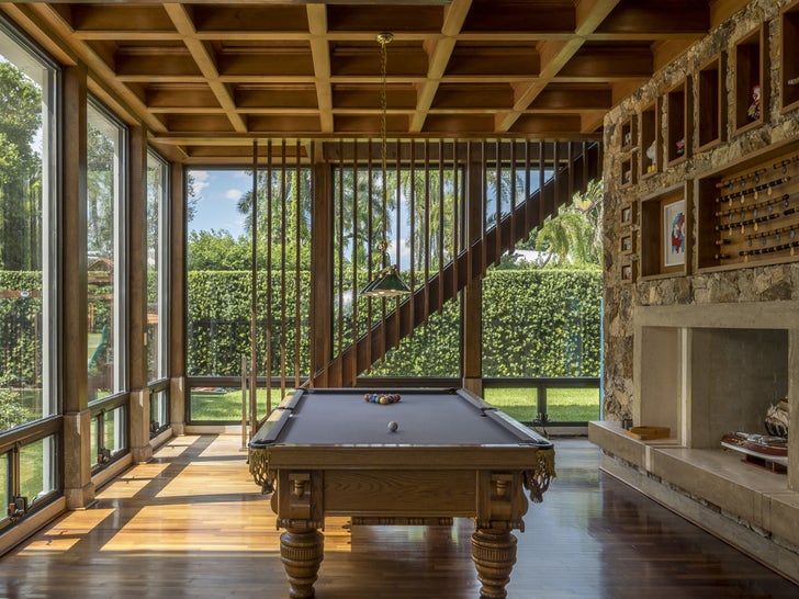 0816-Joe-Jonas-Sophie-Turner-Sell-Miami-House-photos-primary-4