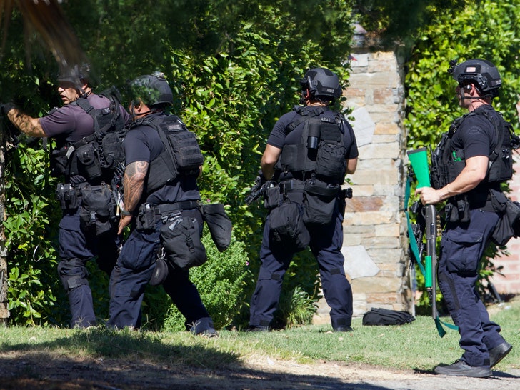 1018 Tori Spelling Forced To Evacuate Rental Home For Hostage Situation Next Door sub 2