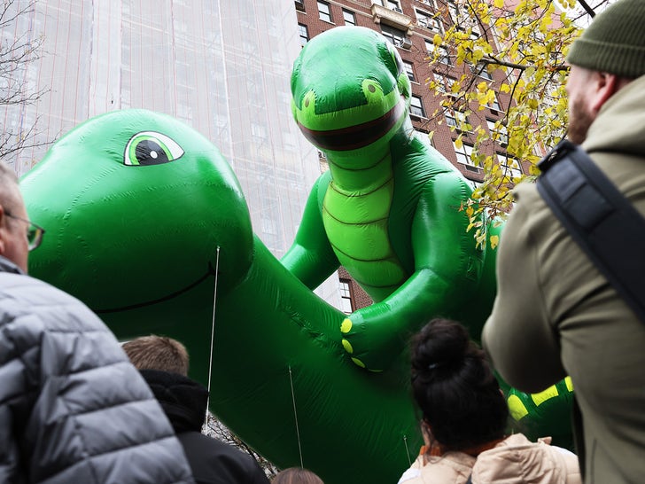 1122-Macy's-Thanksgiving-Day-Parade-balloons-primary-2