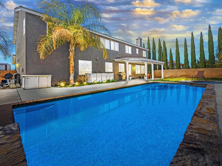 f5ed8be5f6d7461dbdb178db09d806f1_md 0816-Aaron-Carter-Home-Sells-SUB-1-