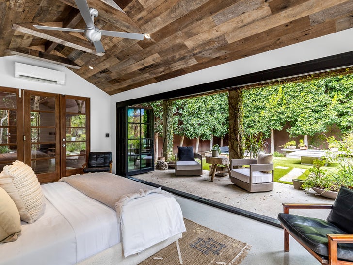 0414-Bradley-Cooper-Venice-Beach-House-Photos-primary-3