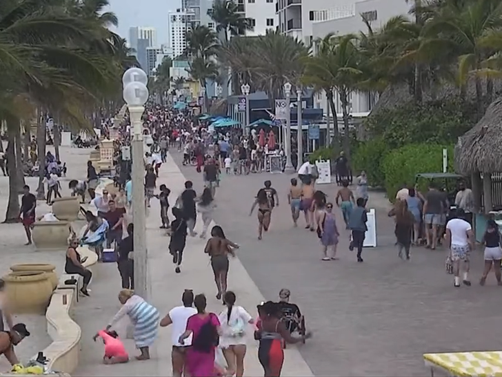 fc89b27df203447ebb128ea52b6a283c_md people running crowd