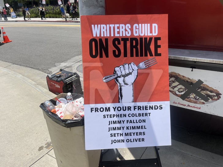 fed3af9f481545f0942f5ffac75e9ec7_md 0505-Late-night-talk-show-hosts-pay-for-food-truck-primary-2