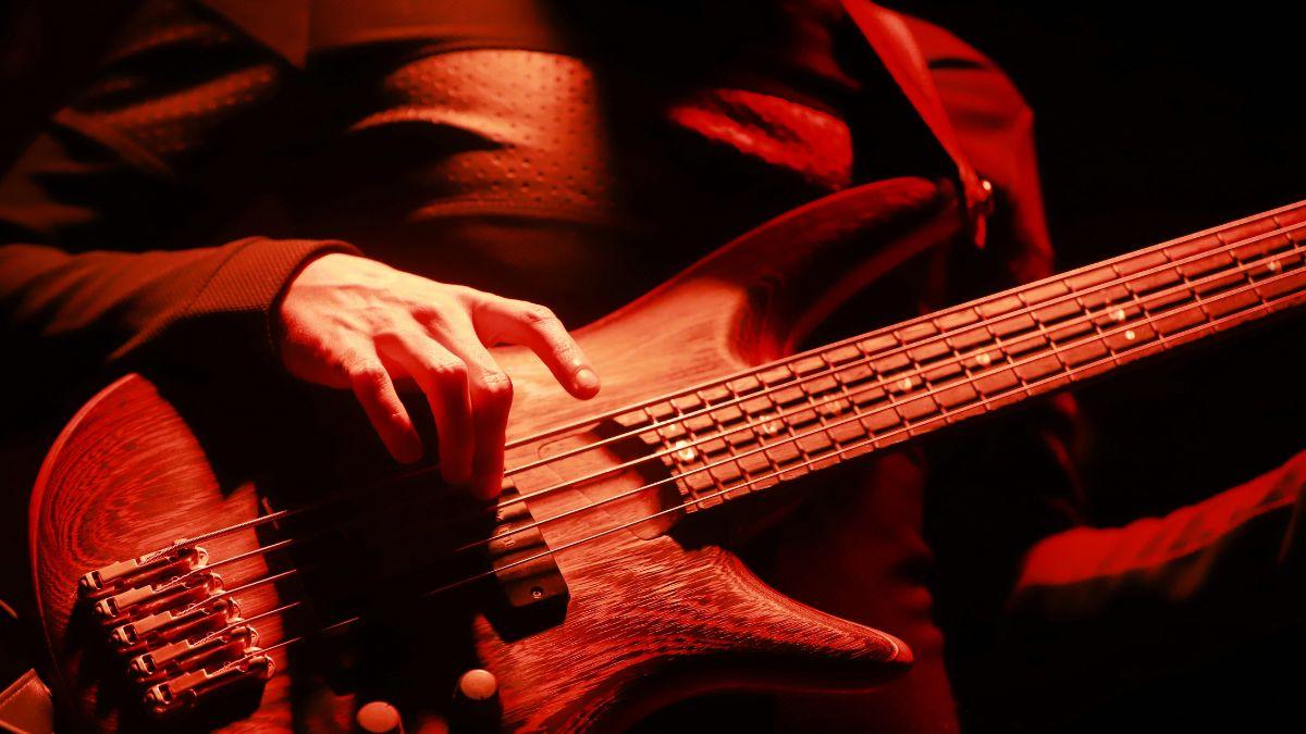 Jerry Garcia felt Bob Weir's rhythm guitar was 'hog-tied' during the Grateful Dead's early years.