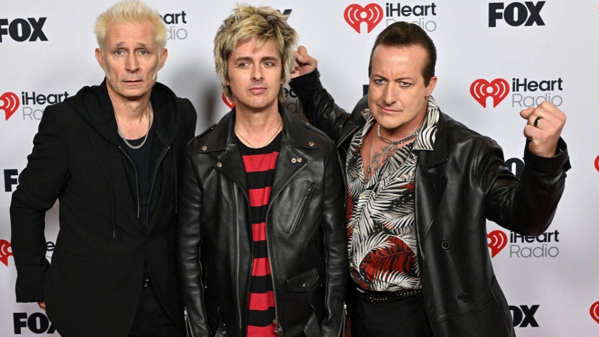 green day billie joe armstrong urges ice agents quit donald trump super bowl