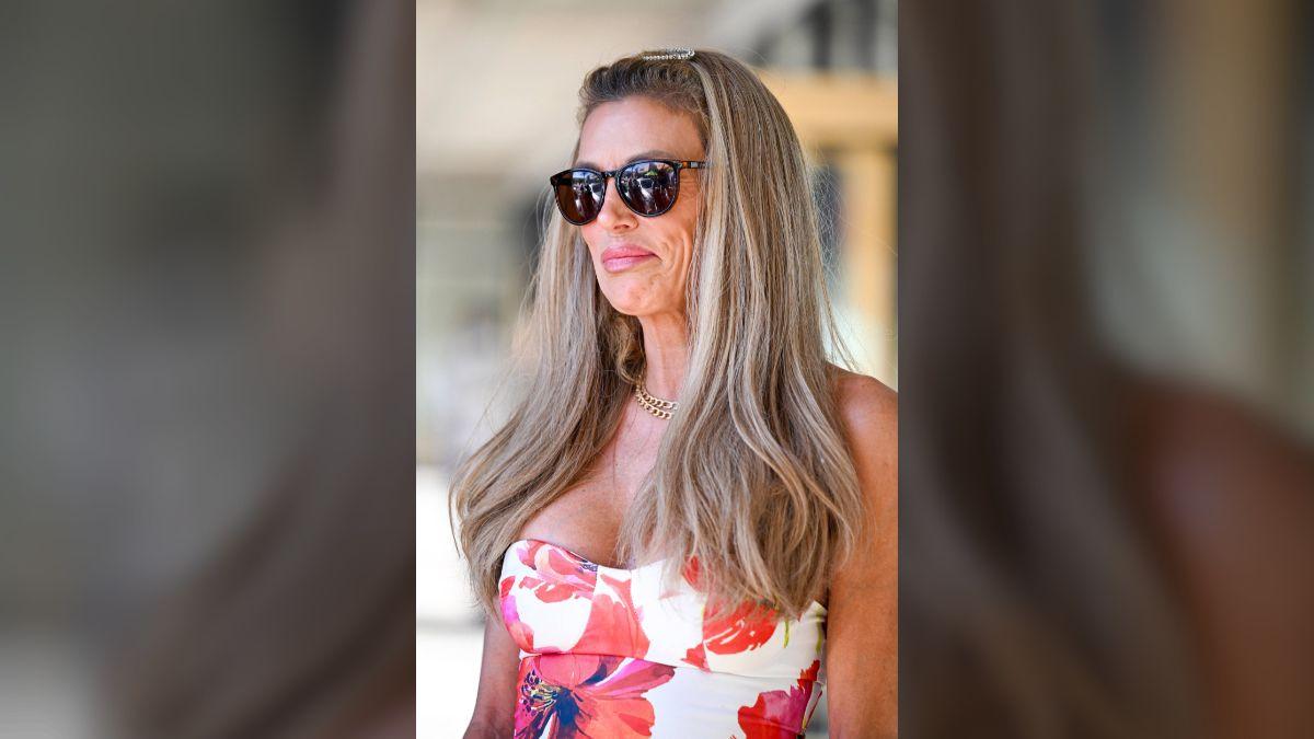 brandi-glanville-life-saving-breast-implant-surgery-4-1771404536062 Glanville chose Dr. Ariel Ourian to perform the urgent implant removal procedure.