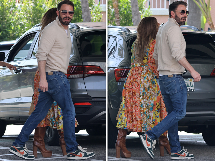 ben affleck and jennifer lopez waslking